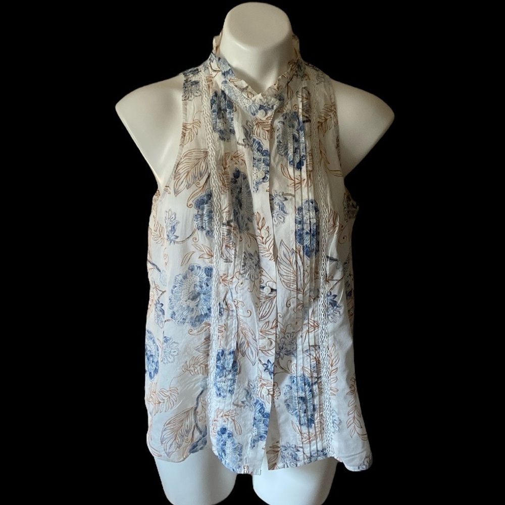 a.n.a Floral Blue And White Sleeveless Buttoned Down Tank Blouse